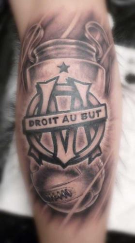 Tatouage noir et blanc réaliste OM