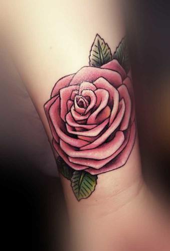 Tatouage rose poignet